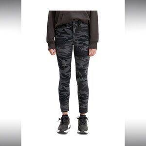 Levi’s 721 Gray Camo